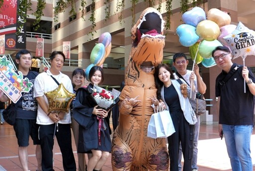 東吳3831位畢業生迎挑戰 校長勉勵成為改變的力量