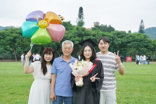 東吳3831位畢業生迎挑戰 校長勉勵成為改變的力量