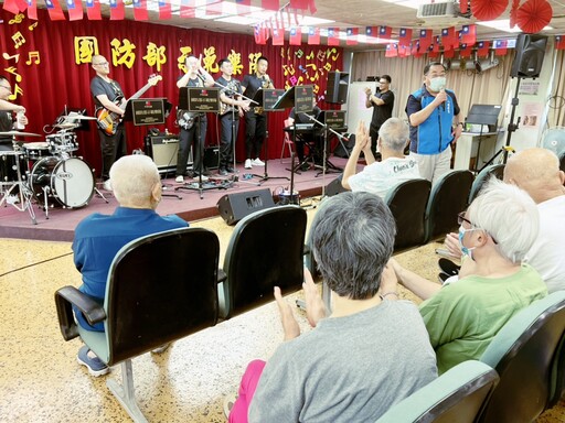 透過音樂拉近軍民情誼傳遞溫暖 國防部示範樂隊公益演出慰訪八德榮家住民長輩