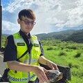 「龜」速穿越險路 台東大武警暖心護送返家園！