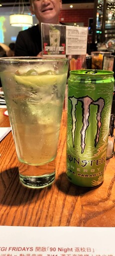 TGI FRIDAYS信義店化身「90 Night返校派對」基地！魔爪調酒喚醒青春回憶