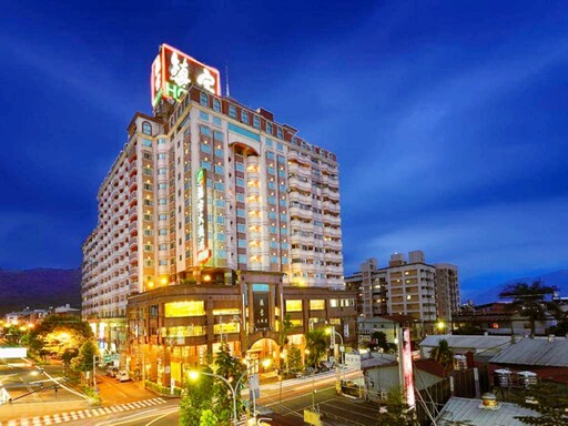 熱血開踢、創意展演 鎮寶大飯店化身無人機競技殿堂見証20支無人機足球隊「科技X藝術」共舞