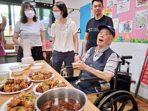 活躍老化理念融入養護生活 八德榮家「蘇大廚滷豬腳」美食之旅攜手住民長輩共享家的味道