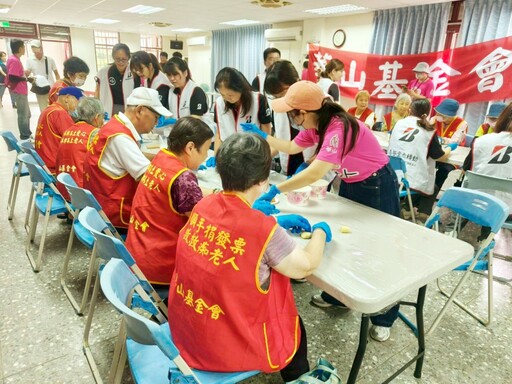 伴孤老做月餅過中秋 愛心企業台灣普利司通長年支持華山基金會服務關注弱勢老人