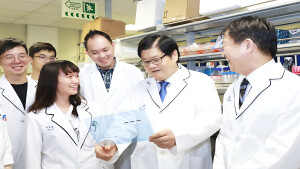 世界級科學家洪明奇校長 中國醫藥大學溫馨夯送別
