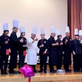 注入職業精神與人文關懷 敏實科大餐飲系拜師6位業界達人授予學生象徵榮耀的廚師帽