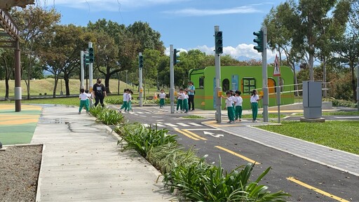 后里環保公園迎立冬雙色盛景 波斯菊花海與落羽松林秘境夯