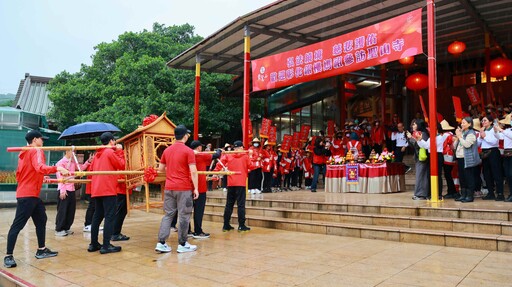 跨宗教慈悲同行 彰化銀樓媽祖逾百位善眾行腳參訪靈鷲山聖山寺與福城