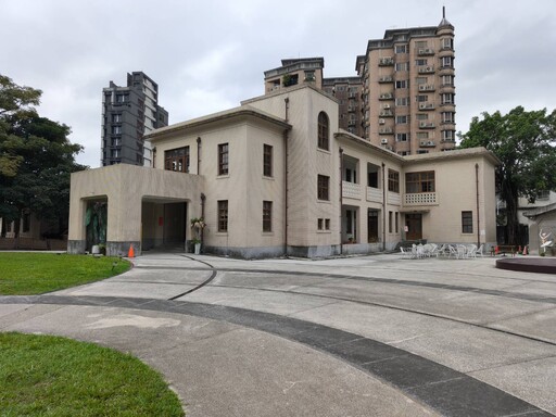 白天版耶誕城亮相 走進陽光下的童趣場景與巷弄香料風景