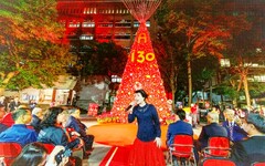 點燈祈福結合雙春金蛇年意涵 「130向前走」最高火紅15米聖誕樹璀璨國北教大