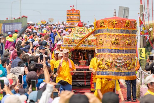 大甲媽祖遶境抵嘉義新港 翁章梁扶轎迎駕 數萬信眾虔誠祈福
