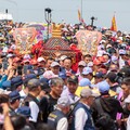 大甲媽祖遶境抵嘉義新港 翁章梁扶轎迎駕 數萬信眾虔誠祈福