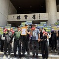 政府超徵稅還要漲菸捐 吸菸族上街頭拒當提款機