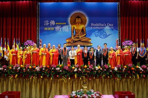 大台中佛教會浴佛祈福 2千人共沐佛恩 盧市長祈三願:四時無災、世界和平、國家安定