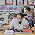前進和平送光明 中市社會局為偏鄉長輩配老花眼鏡