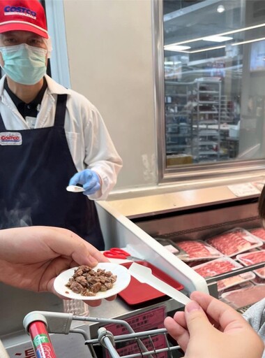 肉切丁紙盤剪小匙服務兒童 好市多試吃員佛心網友喊頒獎