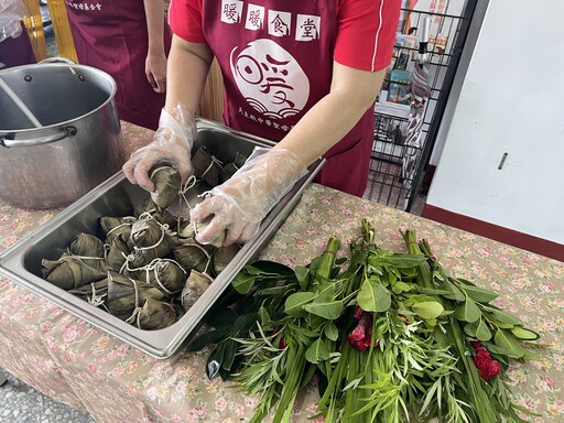 「不只顧肚子 連人生一起顧！」暖暖老人食堂端午飄粽香、送艾暖人心 陪伴偏鄉長者過節