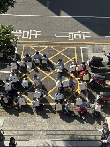 畢業前的深刻回憶! 台中東勢學子畢業前在東勢地政所檔案展區留念