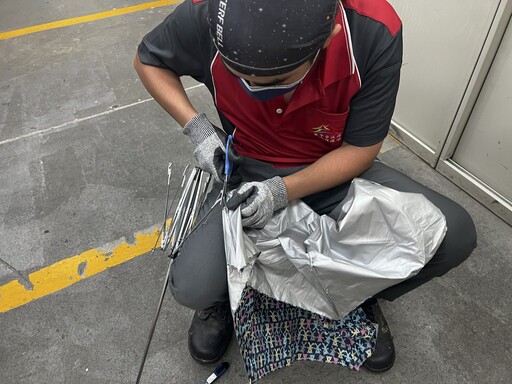 北區清潔隊發揮巧思 廢棄雨傘搖身變環保小物