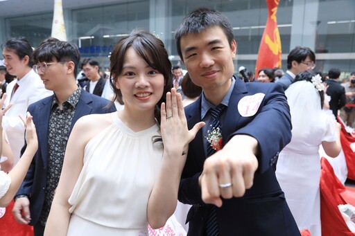 幸福巴士啟航!中市50對新人市府浪漫完婚 盧市長分享婚姻心法:選你所愛、愛你所選!