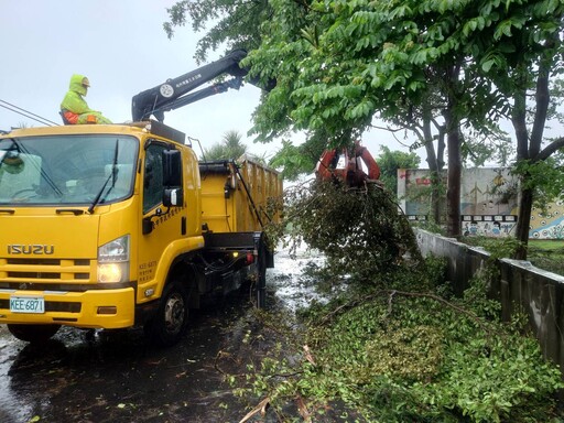 中市環保局馳援嘉義縣 風雨無阻助災後環境復原