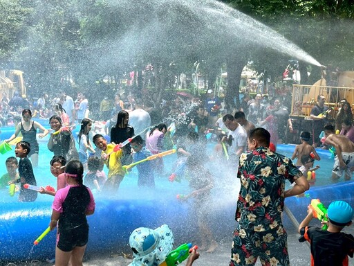 清涼一夏！大里人潑水節嗨翻十九甲健康公園 民政局長：打造親子共遊夏日盛典