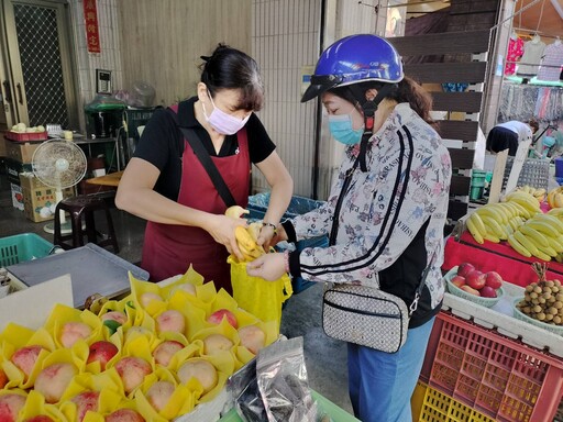 中市清水區清潔隊揪阿爸踅市場 響應減塑「袋」著走
