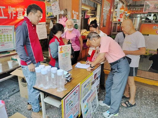 中市清水區清潔隊揪阿爸踅市場 響應減塑「袋」著走