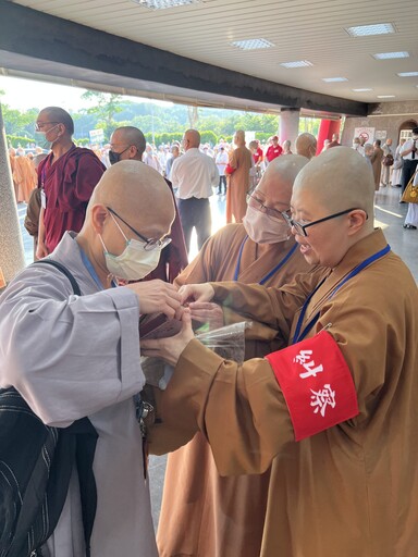 6000位僧眾四海雲來集—林口「國際供佛齋僧大會」嚴審戒牒，立規矩