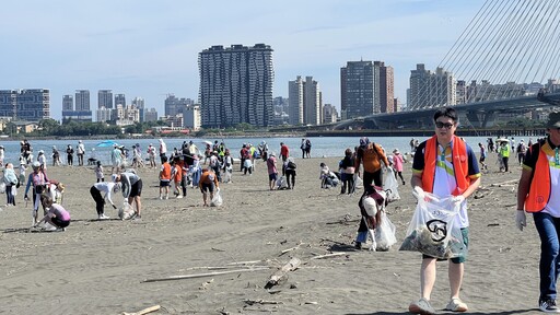 扶輪人力挺海洋永續!國際扶輪3521與3523地區800人齊聚八里挖子尾淨灘