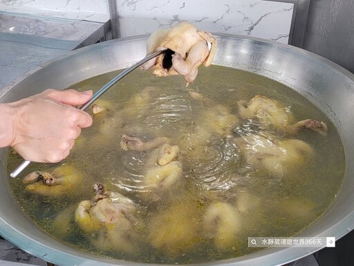 桃園藝文特區美食「金小蔥雞湯米粉」主打每日現熬黃金湯頭、高CP值海陸雙享