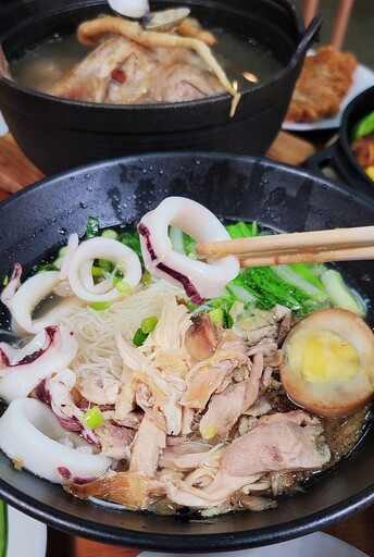 桃園藝文特區美食「金小蔥雞湯米粉」主打每日現熬黃金湯頭、高CP值海陸雙享