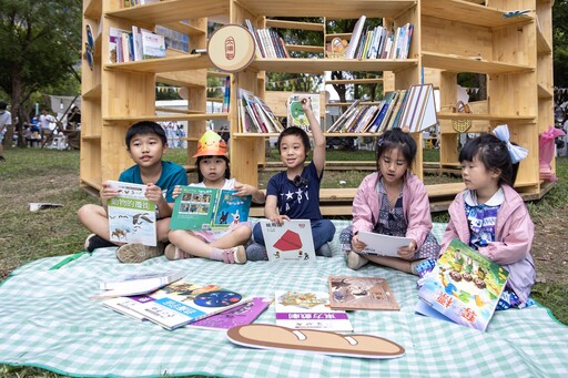「大型漂書架」吸睛登場 中央公園野餐日共享書香自由帶回家
