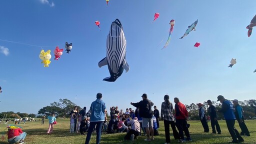 立委楊瓊瓔舉辦親子嘉年華 全球最大30米藍鯨放飛后里天空