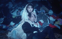 新歌速報IU與V合作的新曲《Love wins all》MV出爐，讓粉絲怒喊：「That bxxxh!」