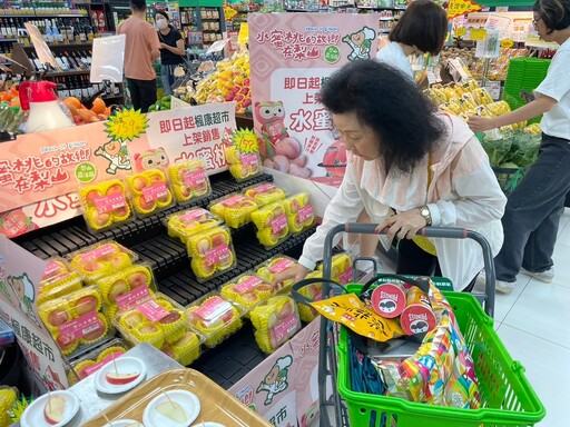 超市「一日店長」衝買氣 優質梨山水蜜桃上市送梨山高麗菜