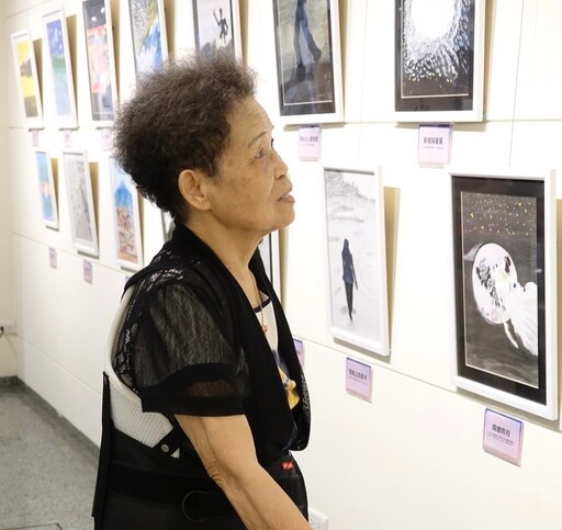 83歲素人畫家秀琴阿嬤 「多元宇宙日記簿」畫展開幕