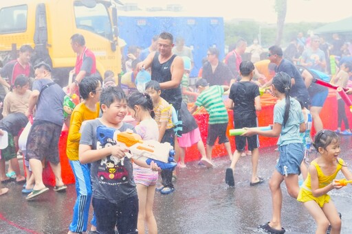 親子嘻水狂歡 中市太平潑水節熱鬧登場