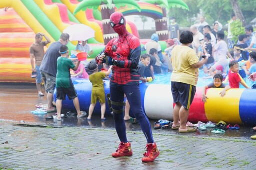 親子嘻水狂歡 中市太平潑水節熱鬧登場