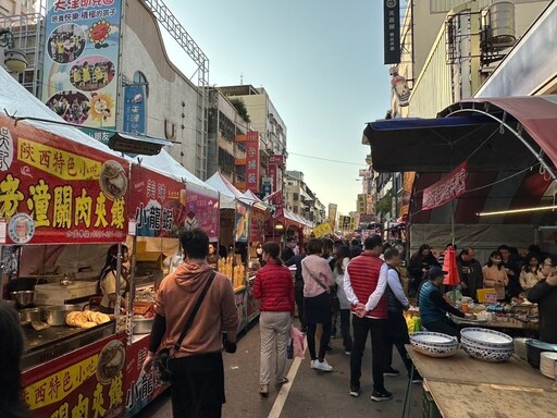 中市天津路年貨大街開跑 民眾購新衣、買年貨再抽60萬好禮