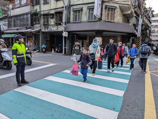 國小今日開學 新北警護童總動員