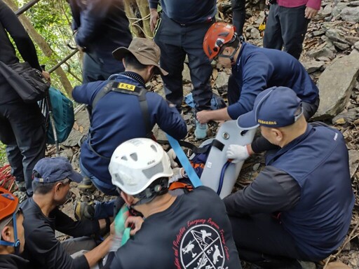 76歲登山客跌落棚集山谷 警消迅速救援送醫