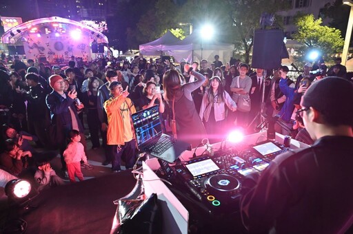 當代布袋戲結合DJ 府中戀舞宮派對今天接力熱演