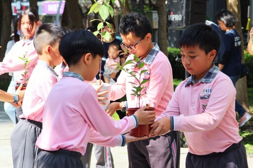 植樹贈苗護地球 科博館、忠明國小與環中扶輪社守護臺灣原生之美