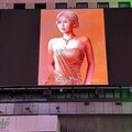 如「鳳凰重生」般蛻變 理債女神王俐喬二度登上紐約時代廣場