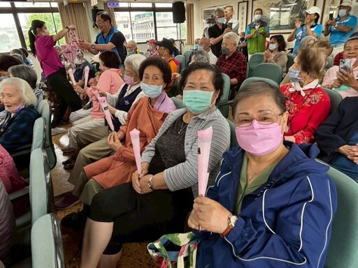 八德榮家歡慶母親節 新北記者工會、佛教正心會溫馨送暖