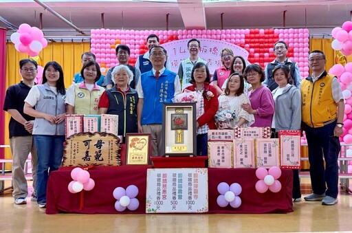 燦爛溫馨美滿 板橋表揚44位模範母親