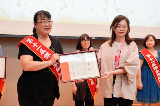 勇敢向前走 國際單親兒童基金會表揚單親家長