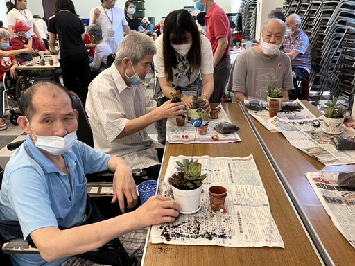 母親節前夕展愛心 東海大學攜手婦女會伴長者與身障者溫馨度佳節