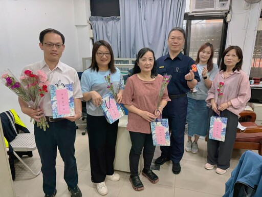 致贈康乃馨花束保健食品 中和分局祝母親節快樂